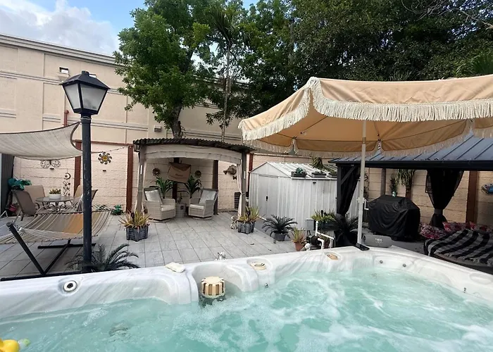 Tiny Place W Private Hot Jacuzzi 7 Min To Miami International Airport